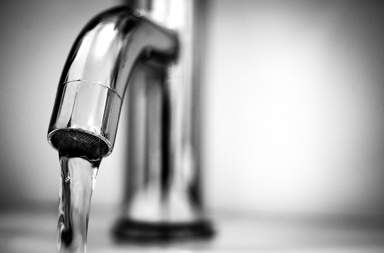 Faire appel à un plombier pour une pression d’eau insuffisante et des tuyaux percés
