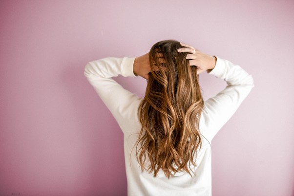 Comment établir la bonne routine de soins capillaires ?