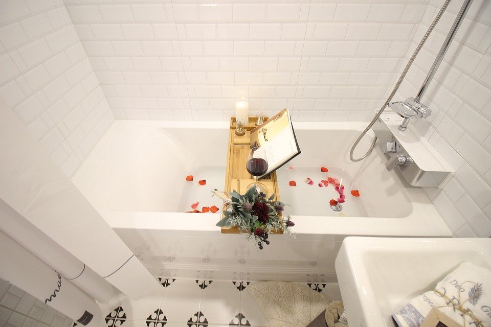 Les bouchons fréquents qui obstruent vos canalisations de baignoire