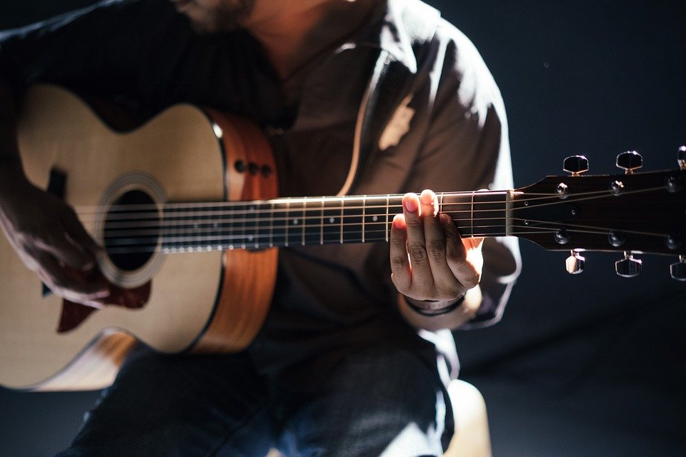 Apprenez la guitare facilement avec Frédéric Sapey
